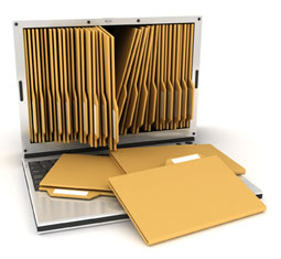 documentos encajados en la pantalla de un ordenador portable