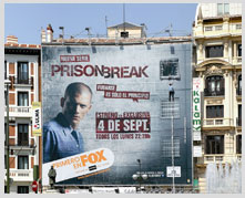 cartel en gran formato en fachada
