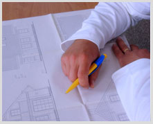 arquitectu estudiando planos de arquitectura