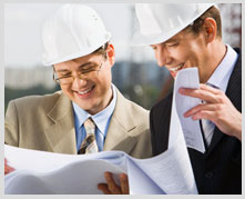 arquitectos mirando planos